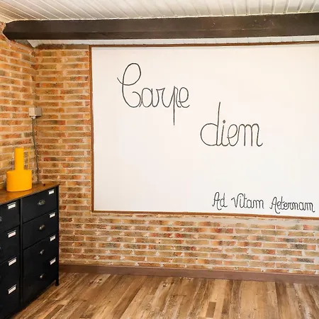 La Maison Jaune بيت للعطل *