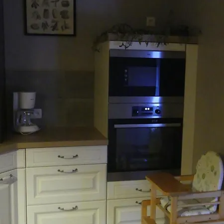 La Maison Jaune بيت للعطل *